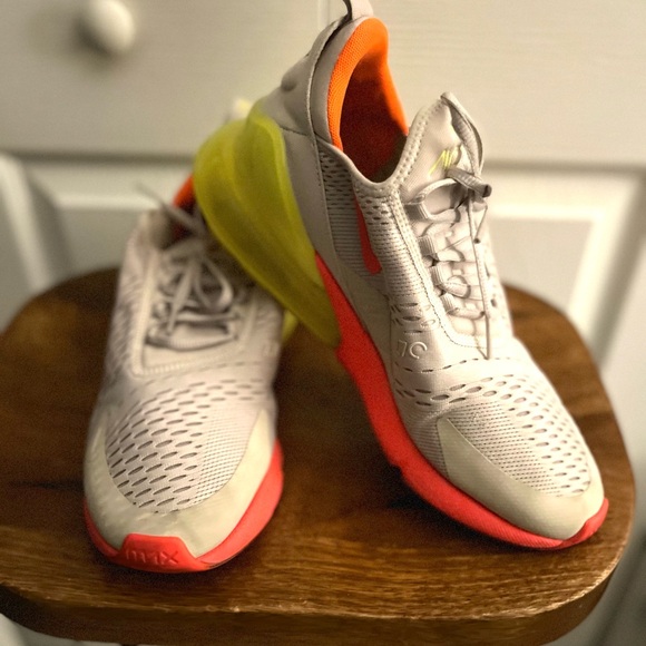 Women’s Nike air max 270 neon size 11 (no damage to the bubbles) - Picture 1 of 4